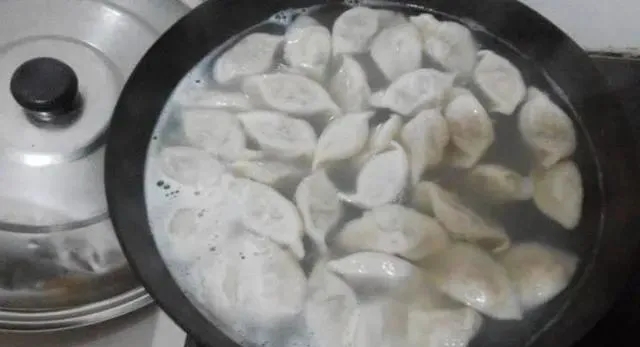 速凍餃子應(yīng)該怎么煮，為什么煮速凍餃子要溫水下鍋？